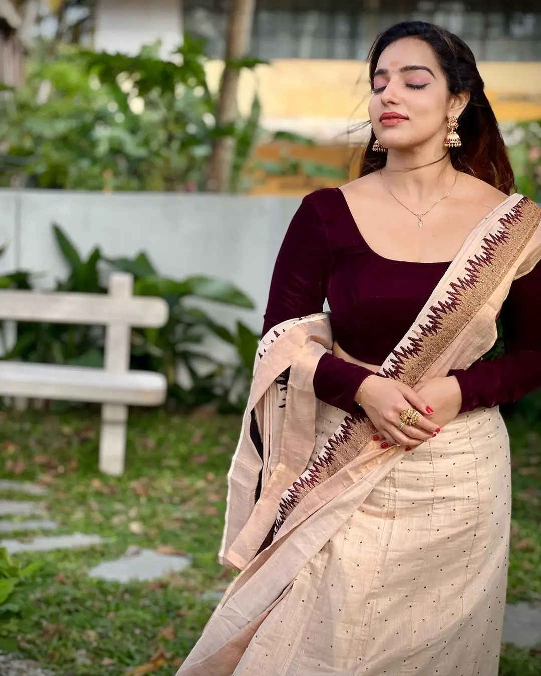 MALAYALAM ACTRESS MALAVIKA MENON IN WHITE SAREE MAROON BLOUSE 8